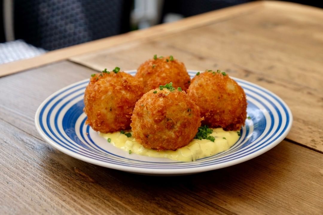 Every day we make a fresh batch of croquettes. Here is our salt hake, mash, mustard and tarragon served on homemade tartar sauce. What is your favourite croquette filling? 
#batheats