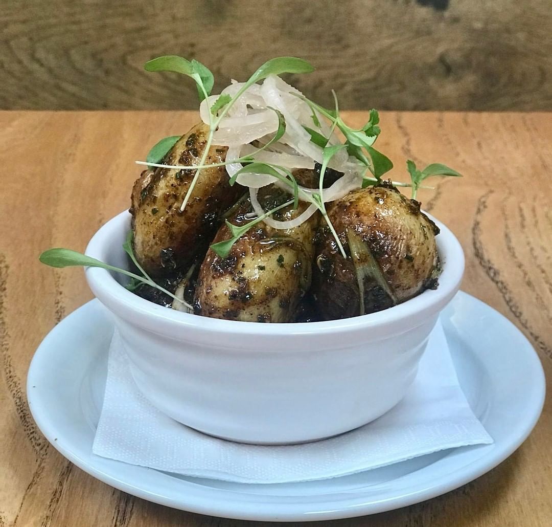 What can we do with a heap of steaming spuds? I’ll tell you what! How about this plate of pure vegan beauty? Roasted Cornish new potatoes, Szechuan peppercorn dressing, pickled shallots and coriander. That dressing has a lovely bite of spice to it. Healthy January goodness at Chapel Row. #veganuary